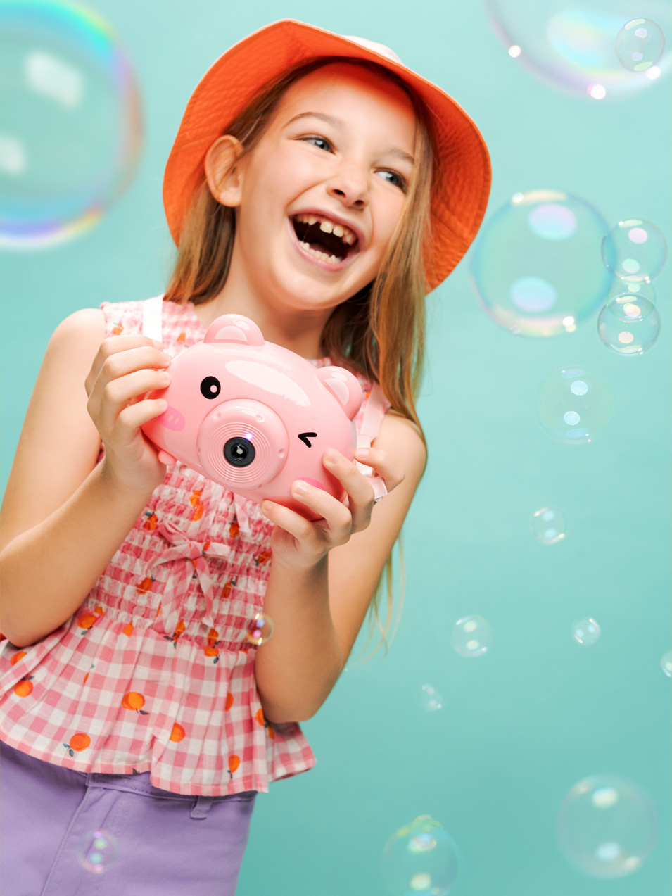 Niña con Cámara de Juguete