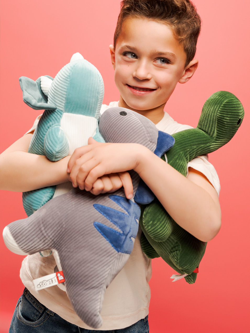 Niño con Peluches de Dinosaurios