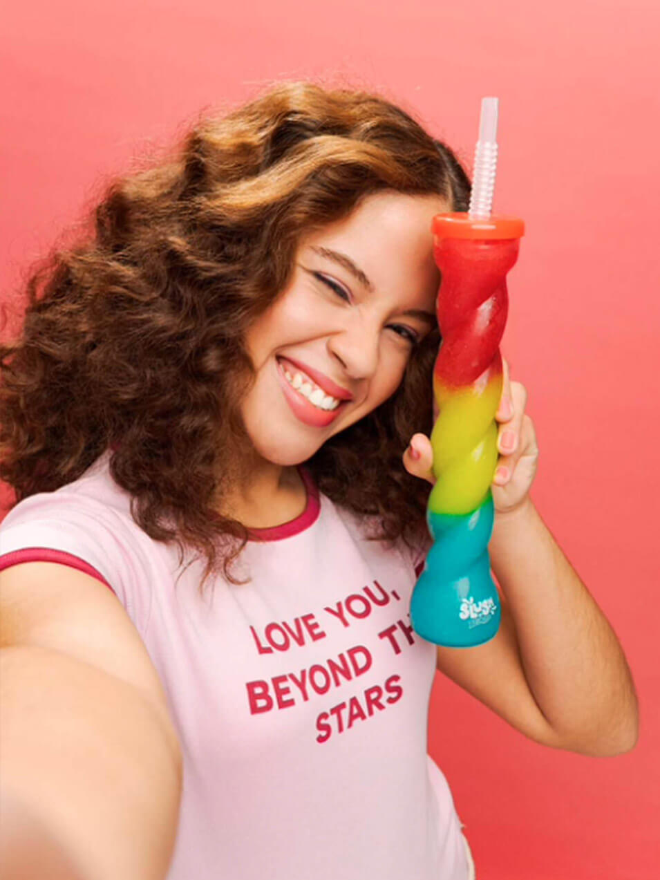 Imagen adolescente con bebida de sabores dulces Belros