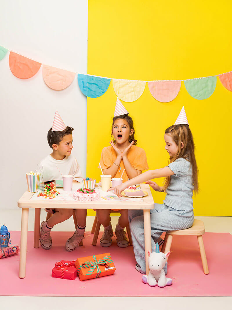 Imagen de unos niños celebrando un cumpleaños con productos de dulces Belros