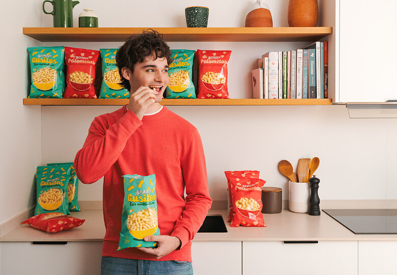 Imagen adolescente comiendo gusitos - Dulces Belros