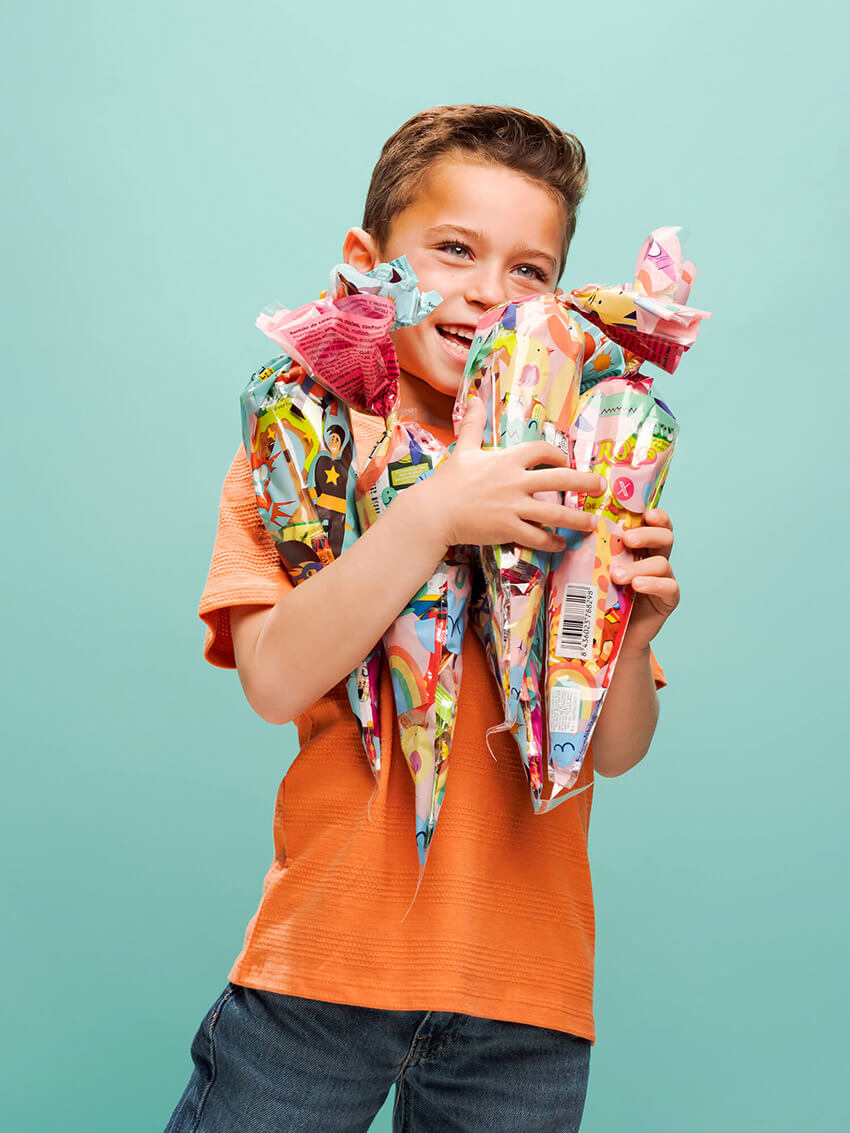 Imagen niños con bolsitas de productos Belros